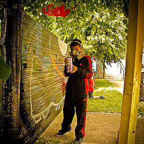 graffeur face à sa fresque - Agrandir l'image, .JPG 212,9 KB (fenêtre modale)