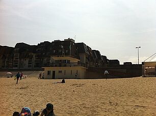 vue d'un bâtiment sur une plage - Agrandir l'image, .JPG 114 KB (fenêtre modale)