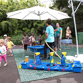 stand de jeu d'eau accueillant des enfants  - Agrandir l'image, .JPG 313,0 KB (fenêtre modale)