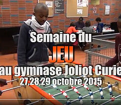des enfantrs jouant au baby-foot lors de la semaine du jeu