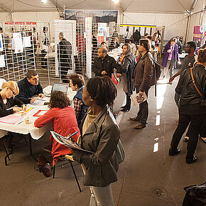 vue de personne qui déambulent entre des stands - Agrandir l'image, .JPG 276,0 KB (fenêtre modale)
