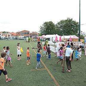 vue des stand sur le terrain de football - Agrandir l'image, .JPG 259,2 KB (fenêtre modale)