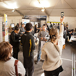 plusieurs stands installés sous abri - Agrandir l'image, .JPG 243,8 KB (fenêtre modale)