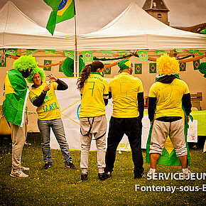 des jeunes de dos portant des t-shirt aux noms et couleurs de joueurs de foot brésiliens - Agrandir l'image, .JPG 330,4 KB (fenêtre modale)