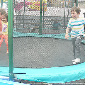 deux jeunes enfants jouant dans un trampoline - Agrandir l'image, .JPG 272,6 KB (fenêtre modale)