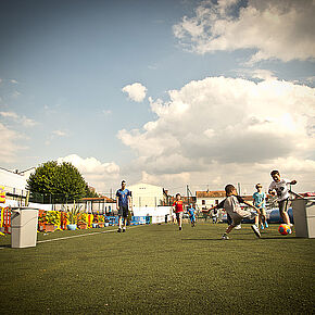 des enfants jouant au football sur la pelouse  - Agrandir l'image, .JPG 187,0 KB (fenêtre modale)