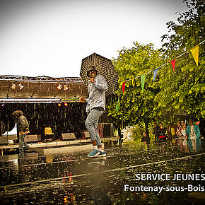 un homme tenant un parapluie - Agrandir l'image, .JPG 282,9 KB (fenêtre modale)