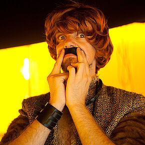 un homme tenant une fausse moustache sous son nez - Agrandir l'image, .JPG 152,2 KB (fenêtre modale)