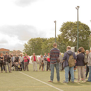 Groupe de personne attendant sur un terrain de football - Agrandir l'image, .JPG 196,7 KB (fenêtre modale)