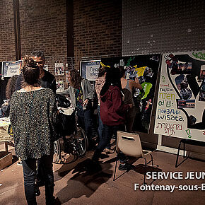 une salle avec des panneaux exposés et des personnes déambulant dans la salle - Agrandir l'image, .JPG 267,8 KB (fenêtre modale)