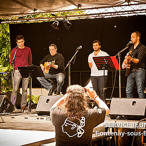quatre musiciens sur scène - Agrandir l'image, .JPG 274,6 KB (fenêtre modale)