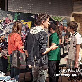 Des jeunes devant une fresque  - Agrandir l'image, .JPG 183,8 KB (fenêtre modale)