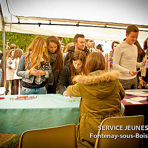 des personnes faisant la queue devant des tables  - Agrandir l'image, .JPG 249,2 KB (fenêtre modale)