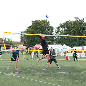 deux équipes s'affrontent sur un terrain de volley-ball - Agrandir l'image, .JPG 218,6 KB (fenêtre modale)