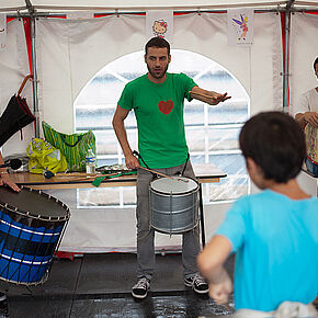 trois hommes jouant des percussions - Agrandir l'image, .JPG 185,8 KB (fenêtre modale)