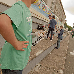 jeune garçon tenant dans sa main une bombe de graffiti - Agrandir l'image, .JPG 185,1 KB (fenêtre modale)