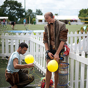 Deux hommes gonflent des ballons de baudruche à l'aide d'une machine - Agrandir l'image, .JPG 104,3 KB (fenêtre modale)