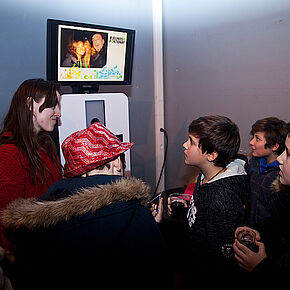 femme s'adressant à de jeunes garçons - Agrandir l'image, .JPG 133,7 KB (fenêtre modale)