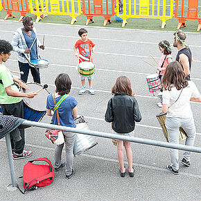 groupe d'enfant ayant dans leurs mains des instruments de percussion - Agrandir l'image, .JPG 296,0 KB (fenêtre modale)