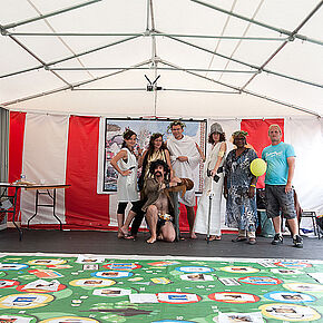 les personnes faisant partis d'un stand , posent pour la photo - Agrandir l'image, .JPG 235,4 KB (fenêtre modale)